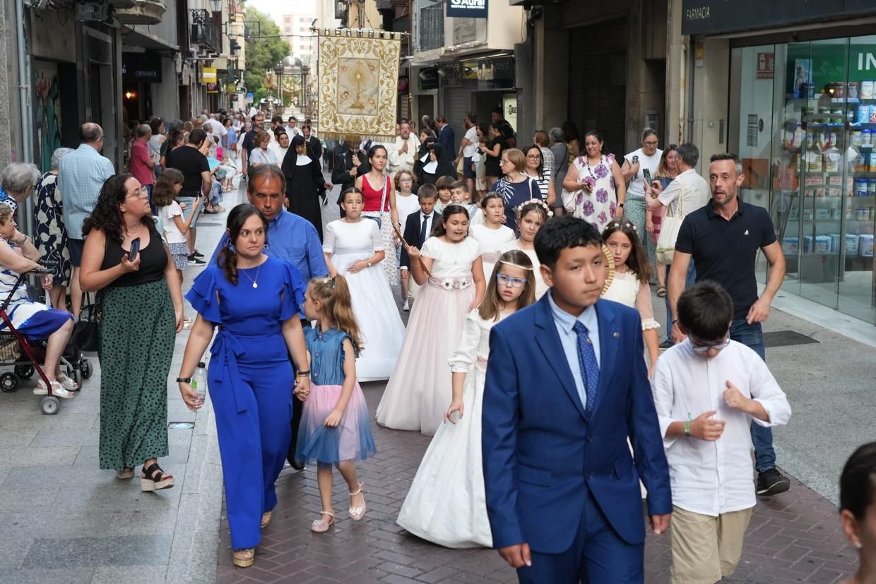 Castelló recibe con honores al Santísimo en la procesión del Corpus Christi