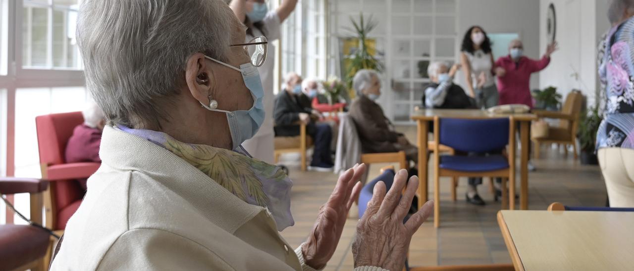 Varios mayores en una residencia.