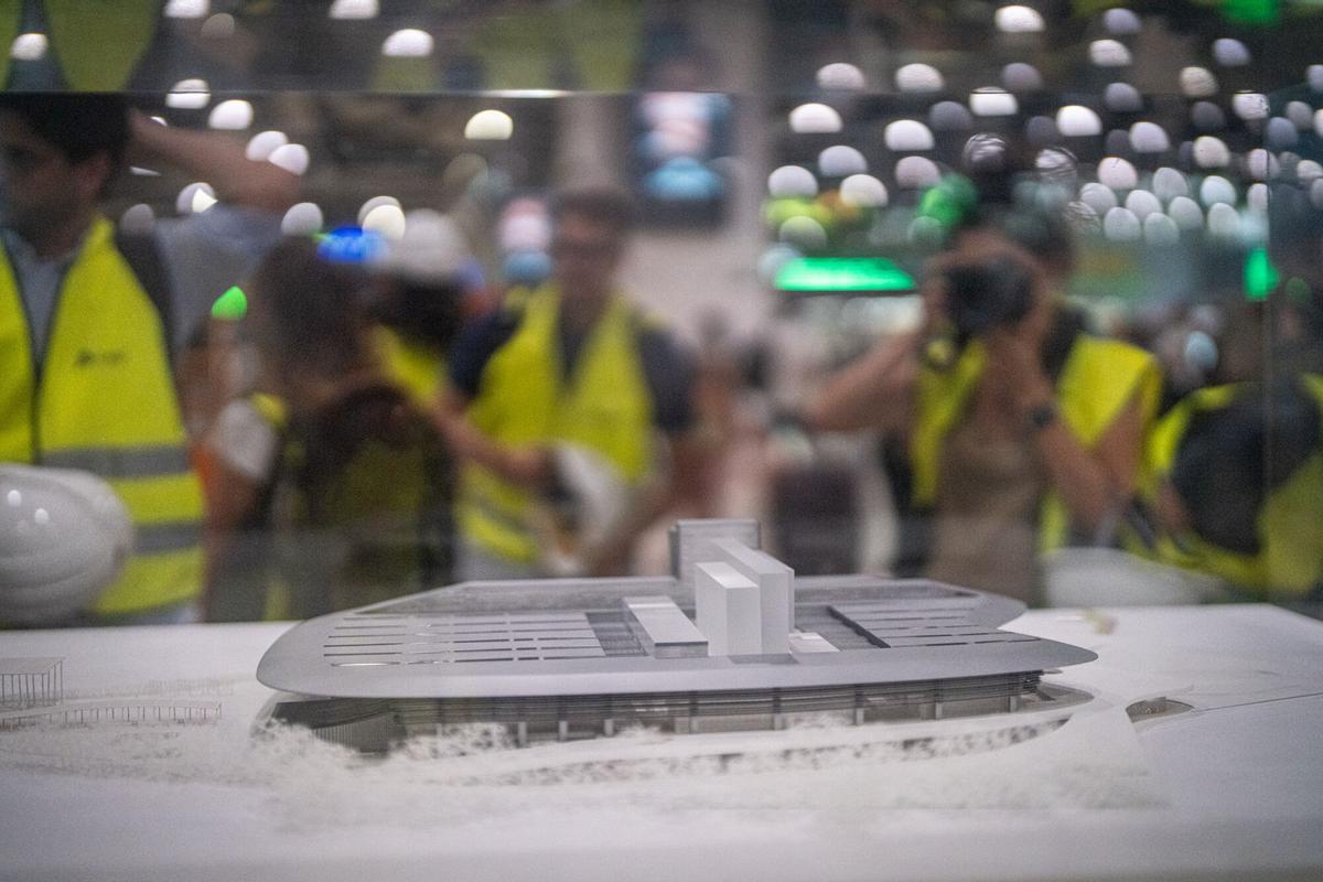 Visita a las obras de la estación de Sants y de la plaza de los Països Catalans durante un brífing informativo de Adif. Imágenes del interior de la estación y del desarrollo de los trabajos en el entorno urbano, a 25 de junio de 2026. Barcelona. AUTOR: MANU MITRU | EPC