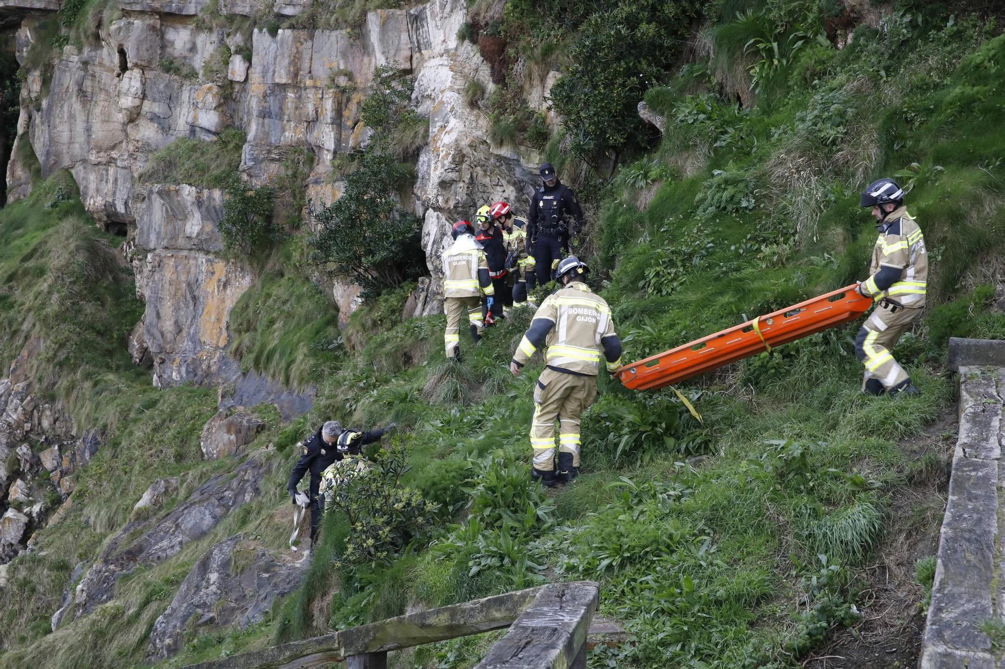 Así fue el amplio operativo para rescatar de las rocas a un hombre ebrio en Gijón (en imágenes)