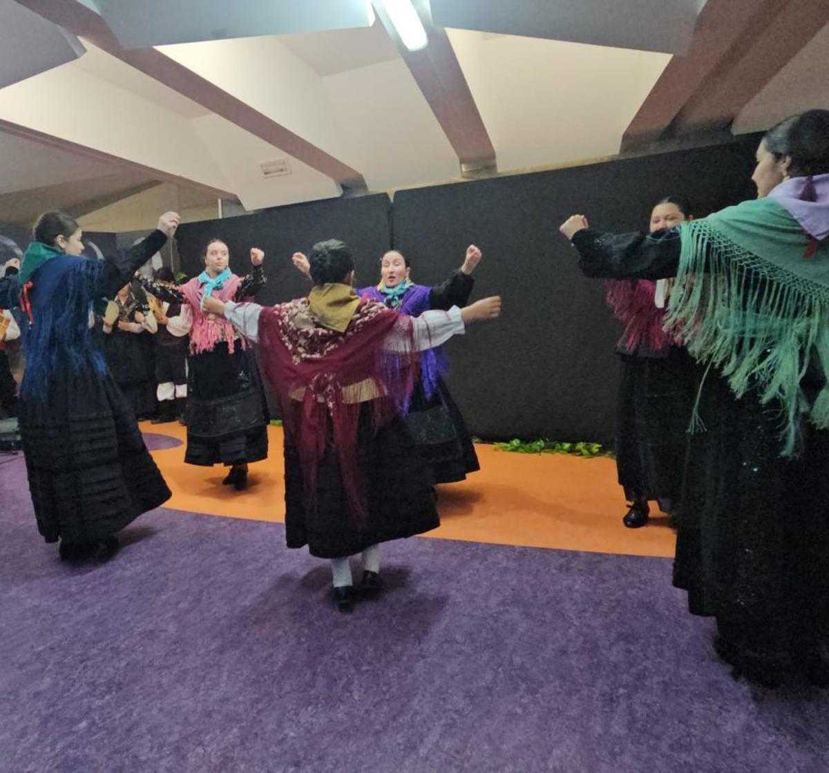 Danzas tradicionais no Festival das Letras de Domaio. | FDV