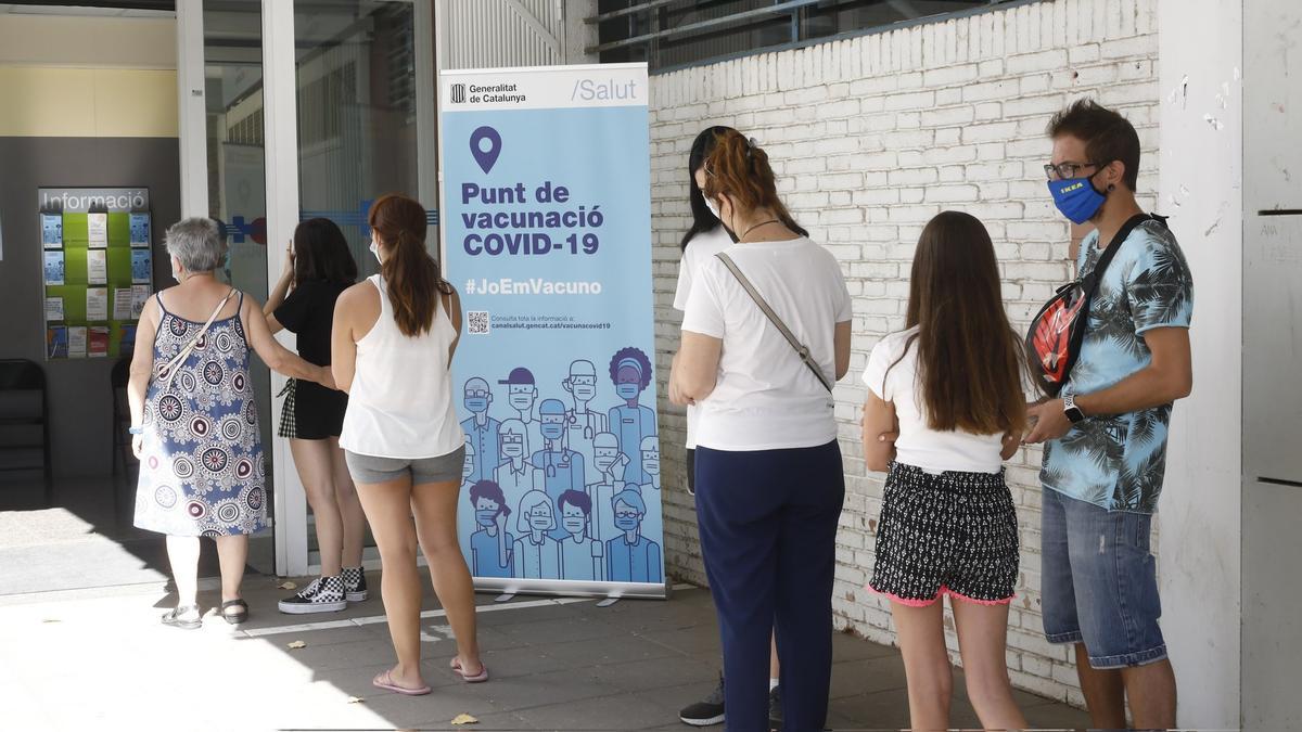 Cola para la vacuna en Sant Boi.