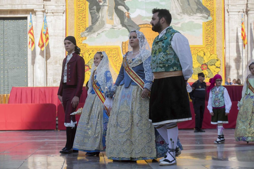 Desfile de las falleras mayores de las diferentes comisiones durante la procesión general de la Mare de Déu dels Desemparats.