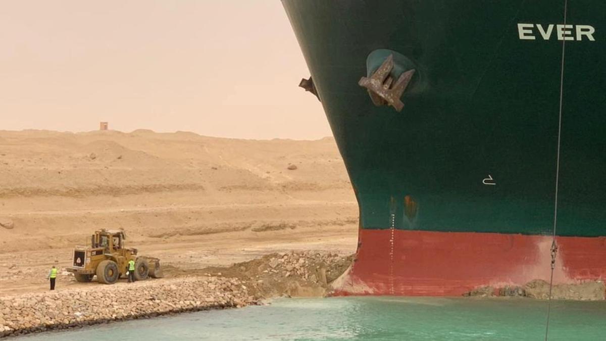Operarios trabajan para desencallar al 'Ever Given', en el Canal de Suez.