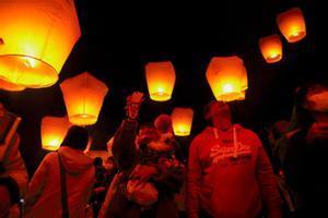 Miles de linternas del cielo fueron lanzadas durante la celebración del Festival de las Linternas en Pingxi, Ciudad de Nueva Taipei, Taiwán. EFE/EPA/RITCHIE B. TONGO