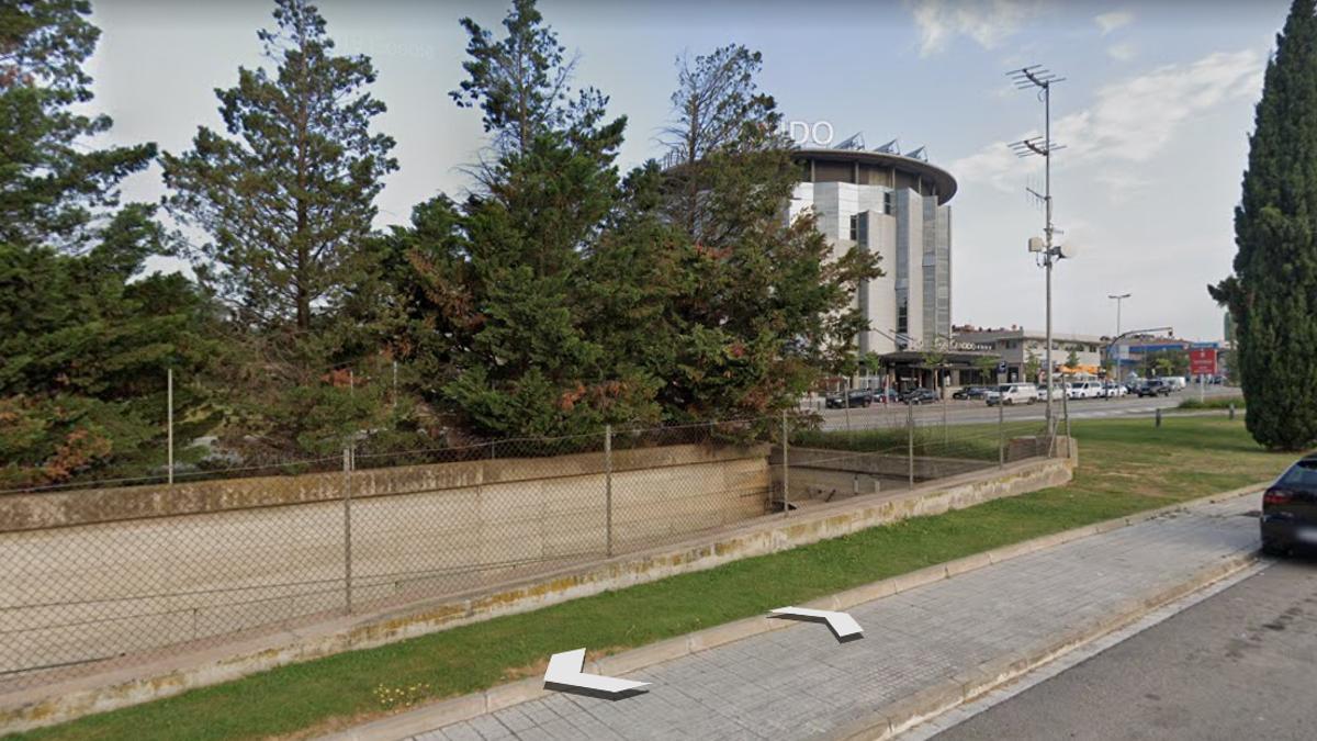 La pared que ha cedido, justo antes de entrar en un túnel y junto al Hotel don Cándido