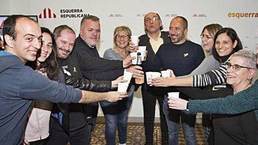 A quarts de 12 de la nit, l&#039;arribada dels apoderats va omplir el local dels republicans, que van brindar amb cava per celebrar la victòria