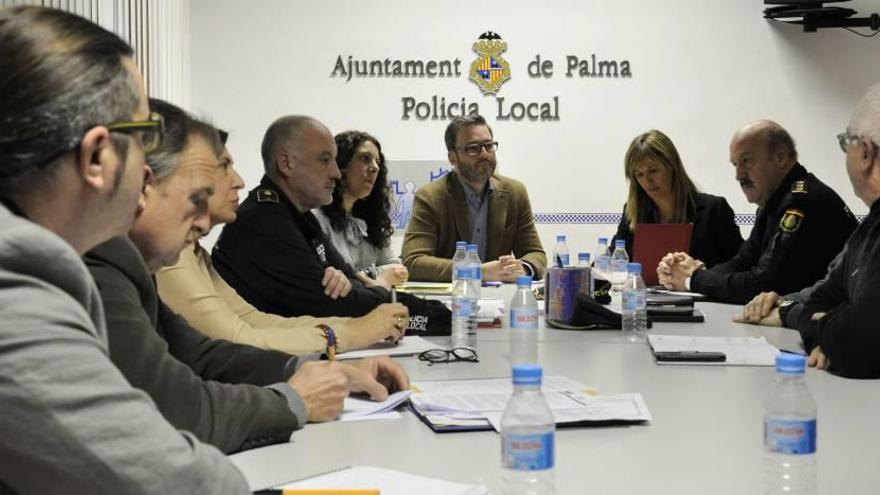 El alcalde, José Hila, presidió la junta local de seguridad de ayer a la que también asistió la delegada del Gobierno, Teresa Palmer.