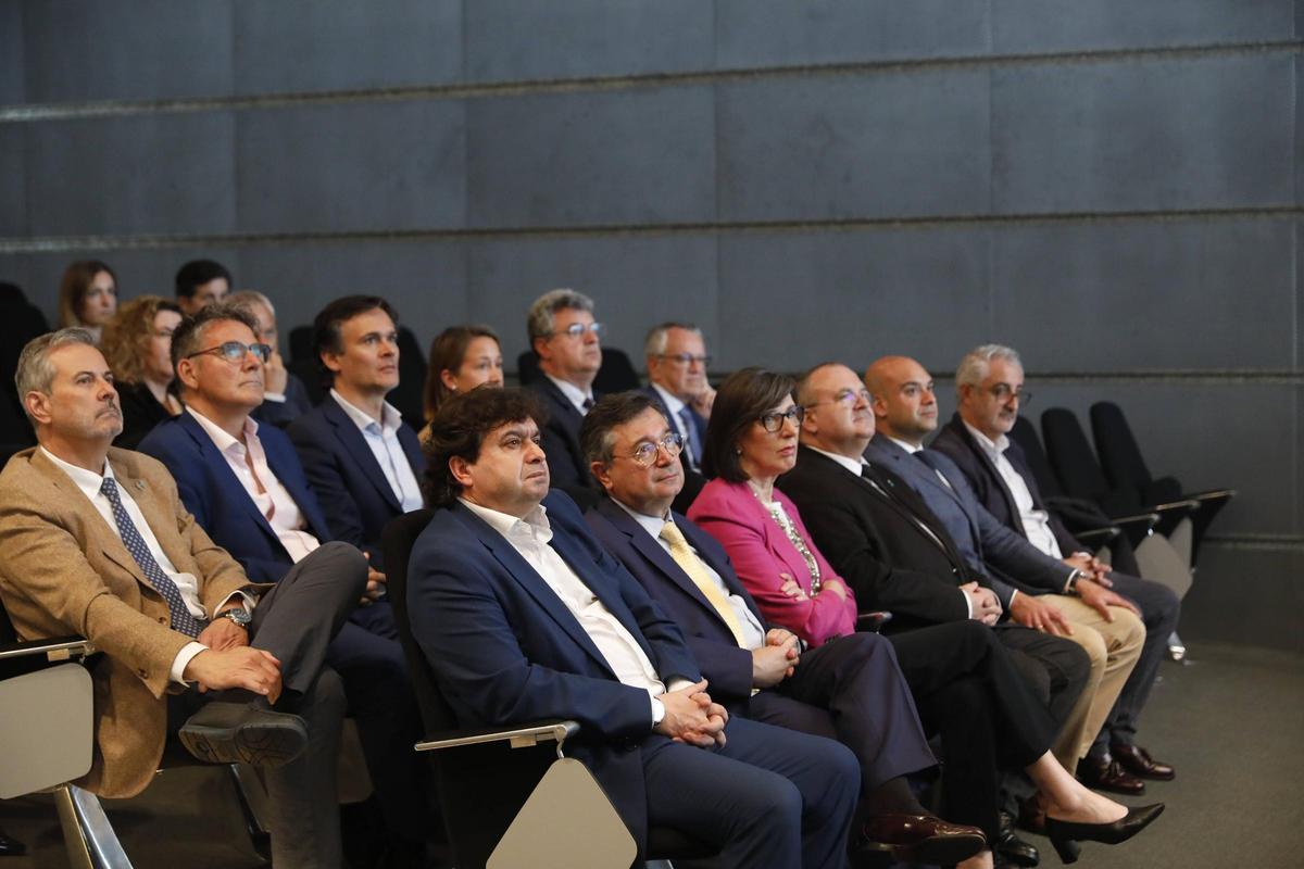En primera fila, por la izquierda, José Manuel del Arco, Laureano Lourido, Nieves Roqueñí e Isaac Pola, en un acto en el Musel en 2024.