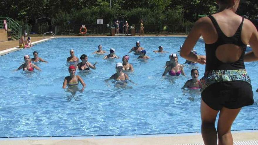 Participantes en las sesiones de aquazumba y aquafitness organizados en la piscina del &quot;camping&quot; de Puebla.