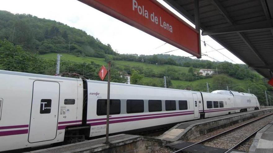 Un tren Alvia, procedente de Madrid, a su llegada a la estación ferroviaria de Pola de Lena.