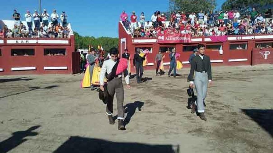 Las figuras del cartel de la plaza salmantina de Aralaz hacen el paseíllo antes de iniciar su faena.