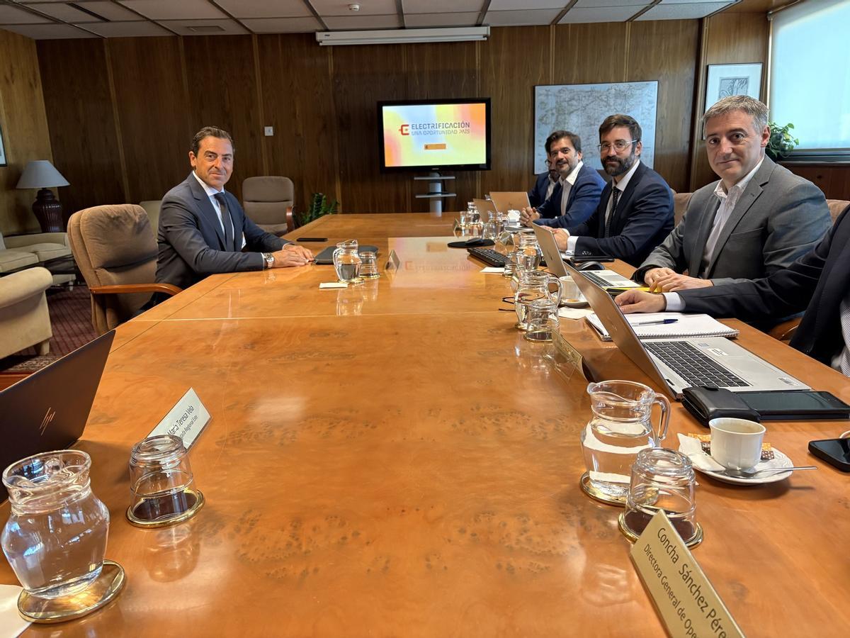 Reunión de Manuel Argüelles, director general de Energía, con el secretario de Estado de Energía, Joan Groizard.