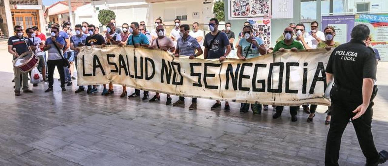 Protesta de policías locales frente al Ayuntamiento pilareño.