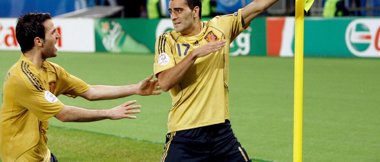 Dani Güiza celebra, junto a Cesc Fábregas, uno de los goles marcados en la Eurocopa del 2008.