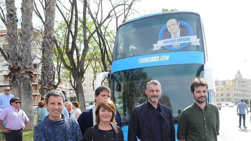 El &#039;tramabús&#039; de Podemos llegó ayer a Murcia, con una imagen del expresidente PAS presidiendo, y hoy se desplaza a Cartagena.