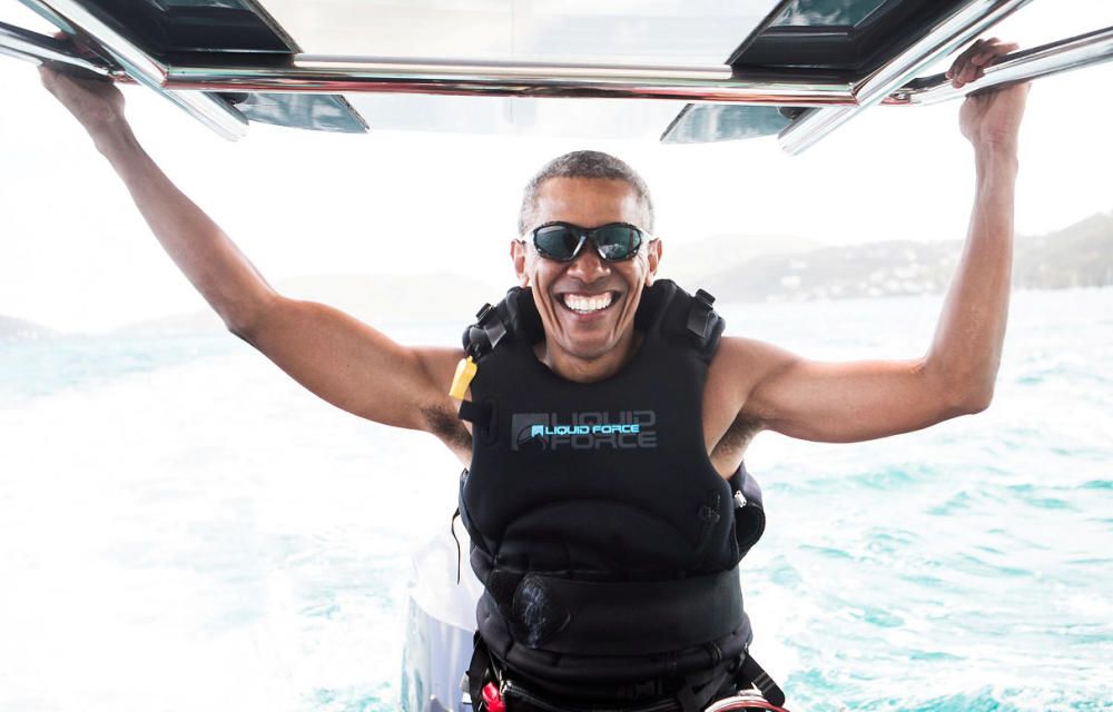 El expresidente de EEUU Barack Obama practica kitesurf después de tenerlo prohibido durante sus 8 años de mandato.