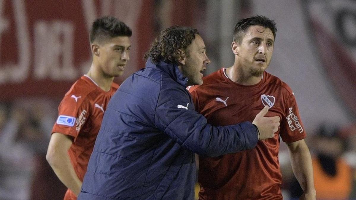 Gabi Milito da instrucciones al 'Cebolla' Rodríguez durante un partido de Independiente