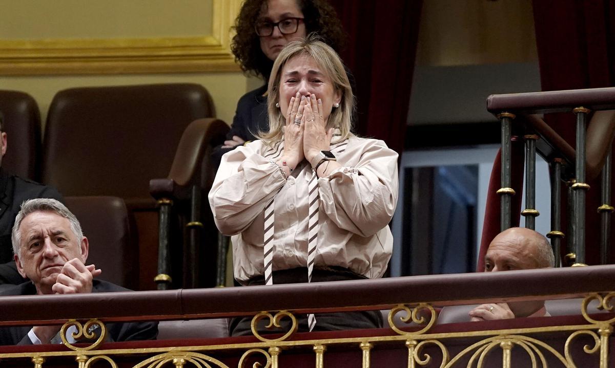 Marisol Burón, madre de Marta Calvo,  acompañada de Mariano Navarro, psicólogo y portavoz de la familia, hoy en Congreso de los Diputados, el 17 de marzo de 2026