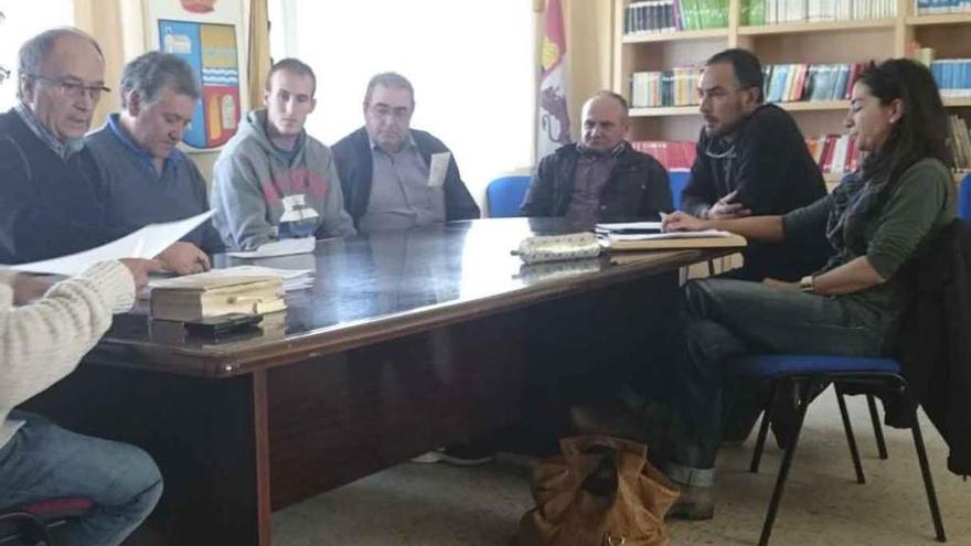 El alcalde de Fariza, Manuel Ramos (izquierda) y, a la derecha, María Josefa Silvo y José Antonio Ranilla .