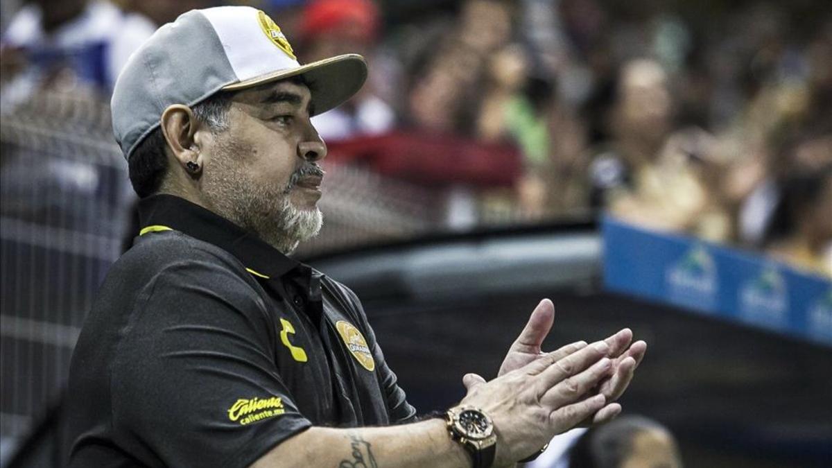 Diego Maradona cayó en su visita a Oaxaca