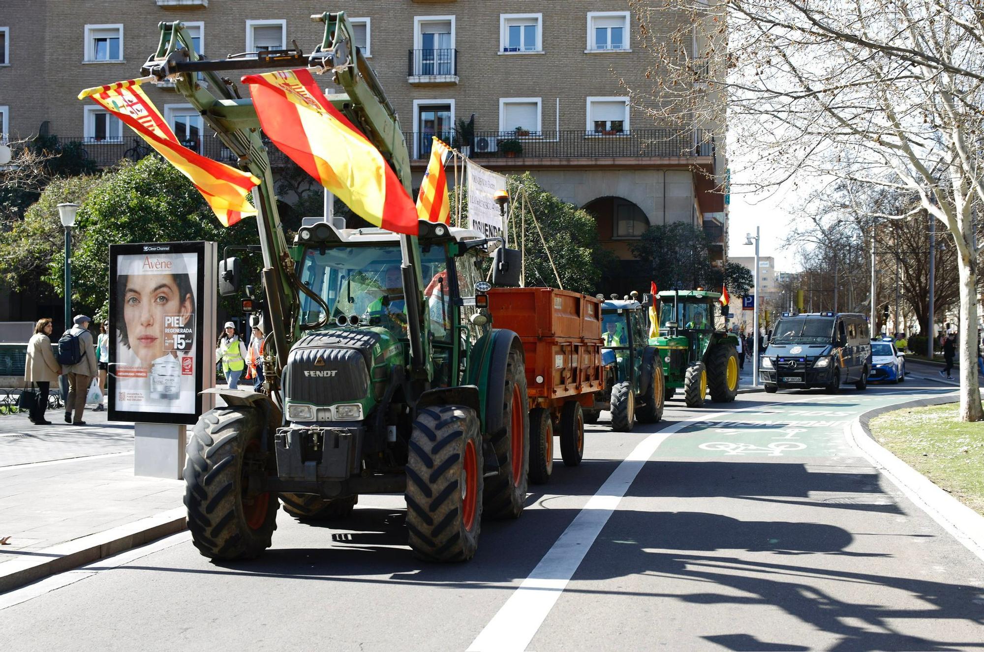 Un pequeño grupo de tractores entra en Zaragoza en una nueva jornada de protestas