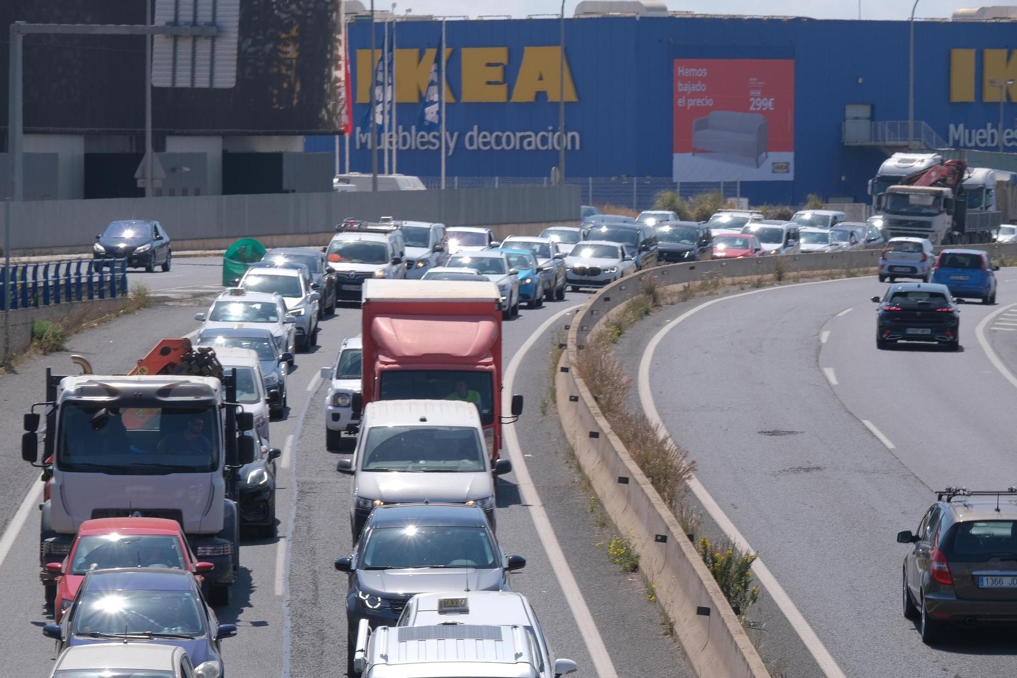 Las fotos del monumental atasco en la Vía de Cintura por una colisión entre dos coches