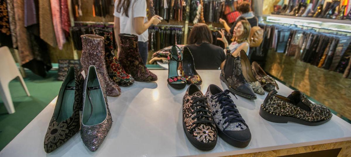 Un expositor de calzado y tejidos.