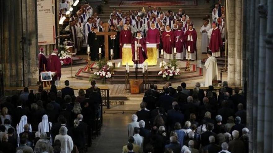 Más de 2.000 personas despiden en la catedral de Ruan al sacerdote asesinado en Normandía