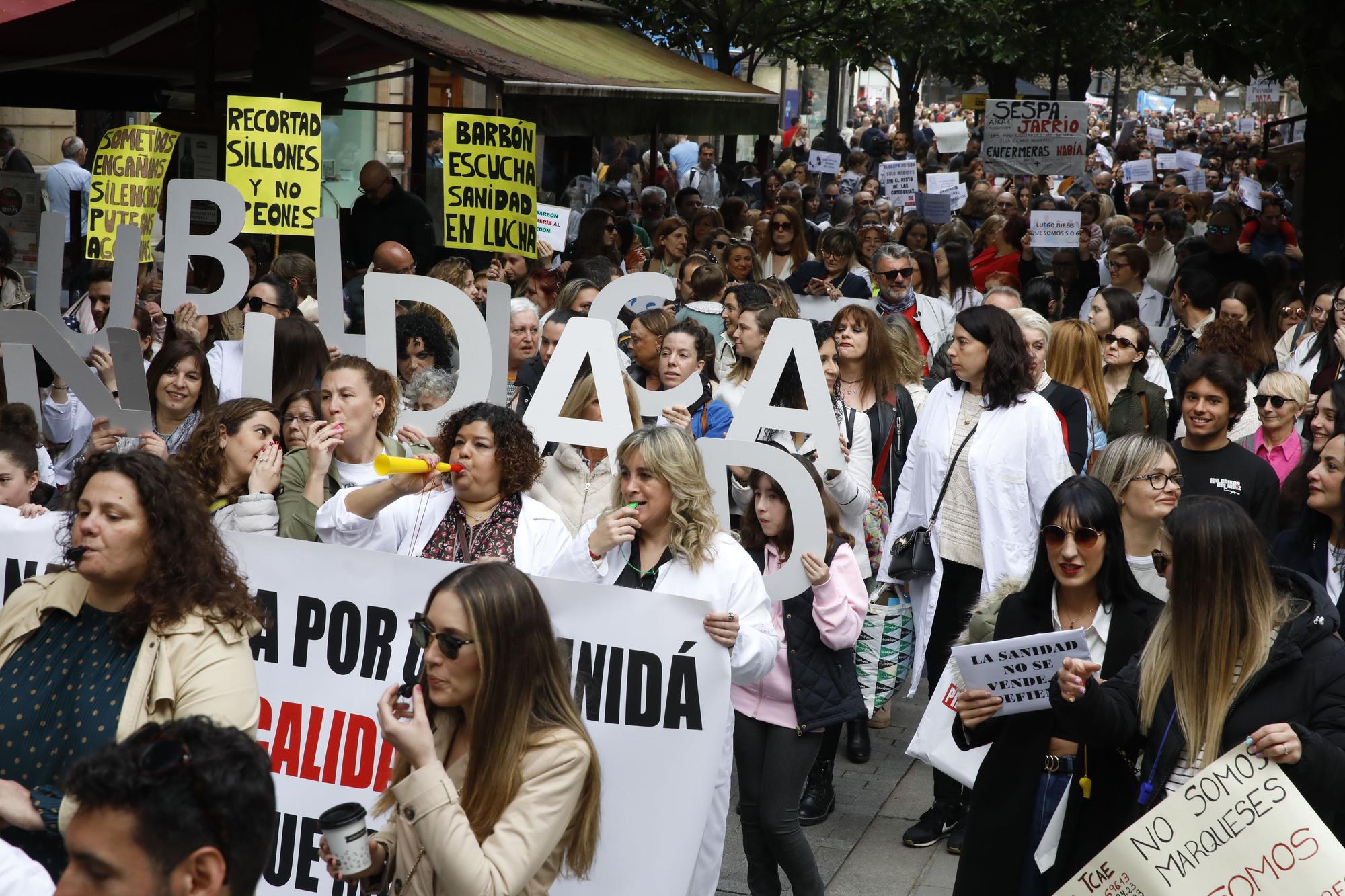 En imágenes: Los sanitarios se manifiestan en Gijón al grito de "no queremos más dinero, queremos mejores condiciones laborales"