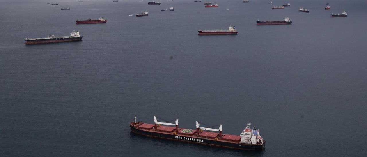Buques esperando para transitar por el canal de Panamá.
