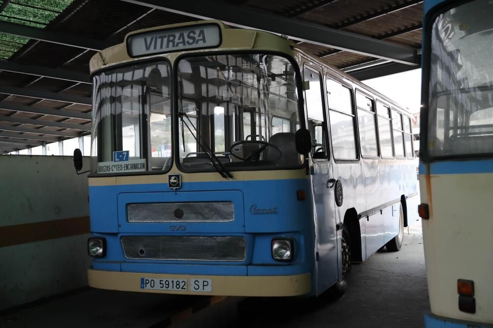 Un antiguo "Vitrasa" en azul se guarda en las cocheras.