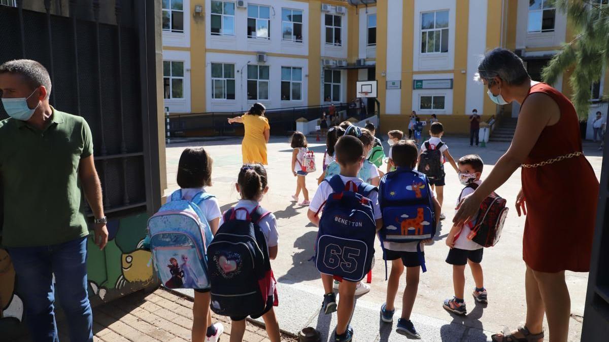 Alumnos en el primer día de clase del curso 2020-2021 en el colegio Colón de Córdoba.