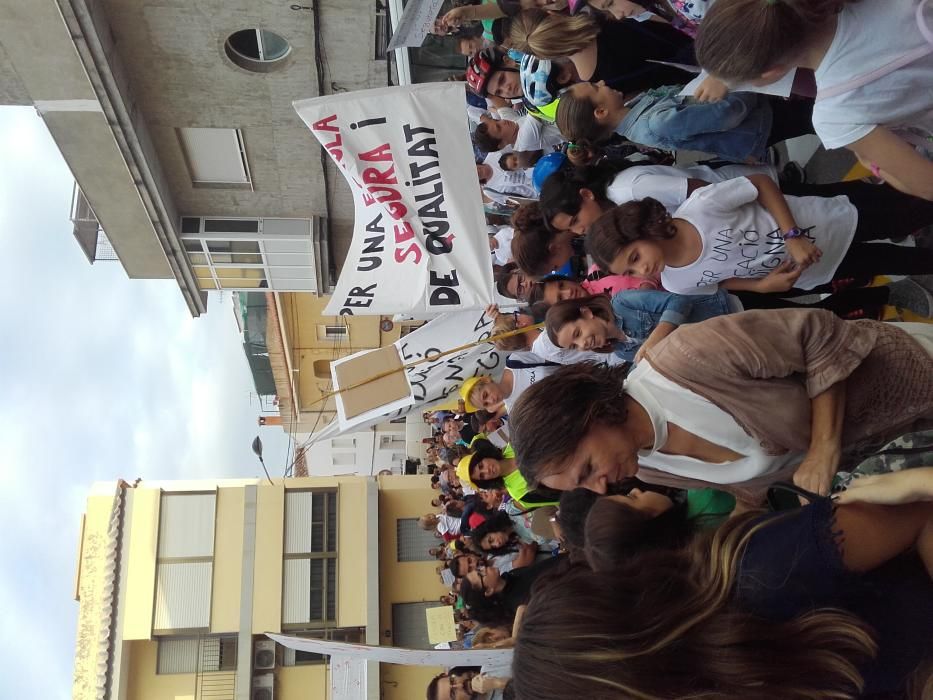 Protesta por el mal estado del colegio de la Font d'en Carròs