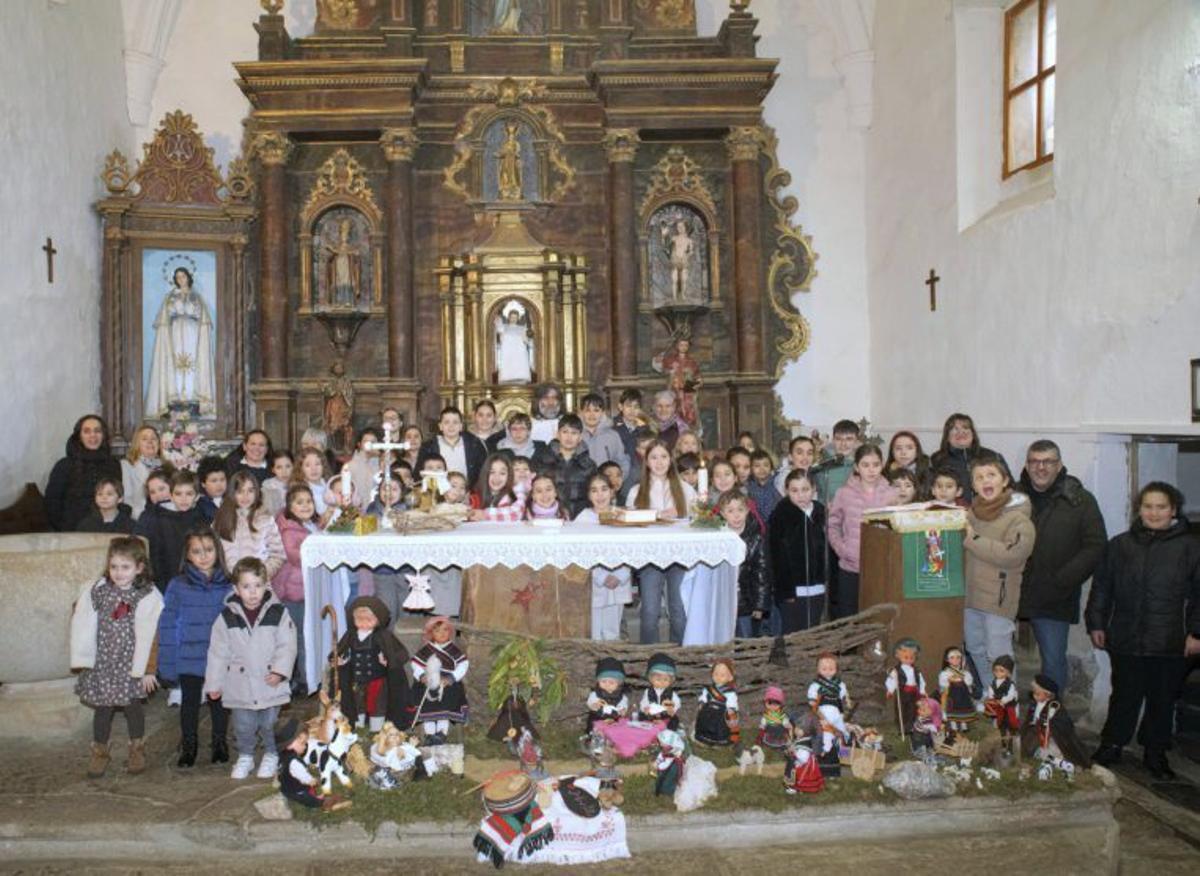 Los niños y niñas alistanos escuchas las palabras del sacerdote Teo Nieto.  | CH. S.