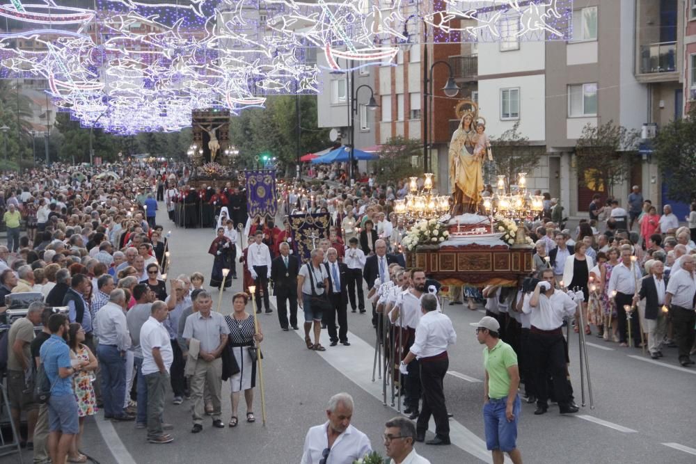 Un Cristo entre el fervor de la multitud. // Santos Álvarez