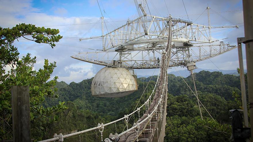 Instrumental del radiotelescopio, sujeto por cables de acero. Su rotura provocó que todo el aparataje se desplomase.