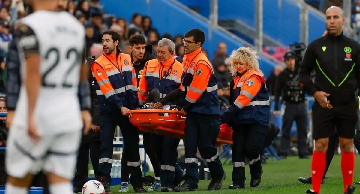 Thierry Correia llevado en camilla tras su rotura del ligamento cruzado en la temporada 2024/2025