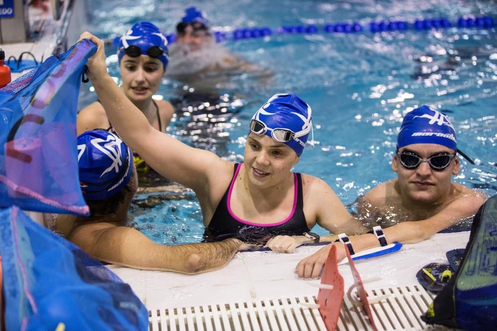 Equipo de natación adaptado en las piscinas del Parque del Oeste.