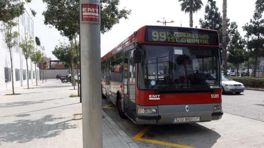 La línea 99 en su recorrido por Corts Valencianes.