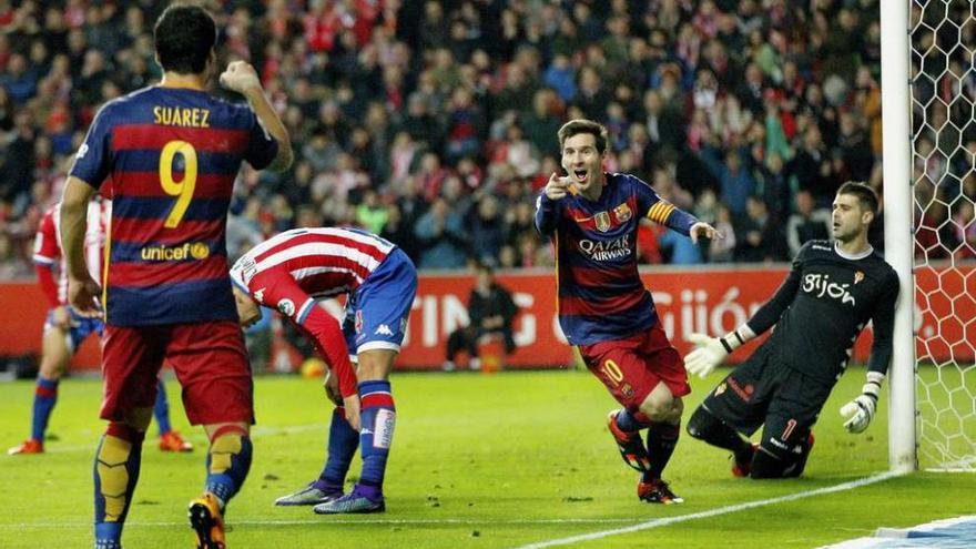 Messi celebra con Suárez uno de los dos goles que anotó ayer en El Molinón.