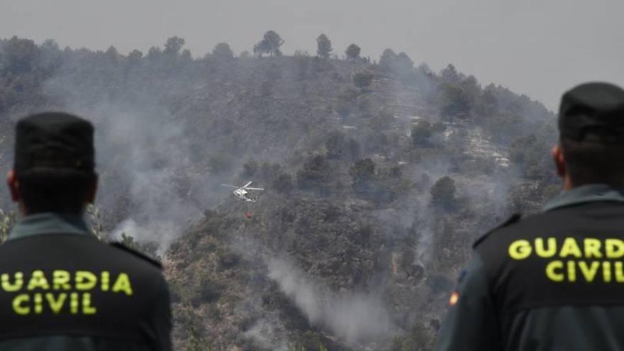 El incendio sufre un pequeño rebrote pese a las lluvias y menos calor