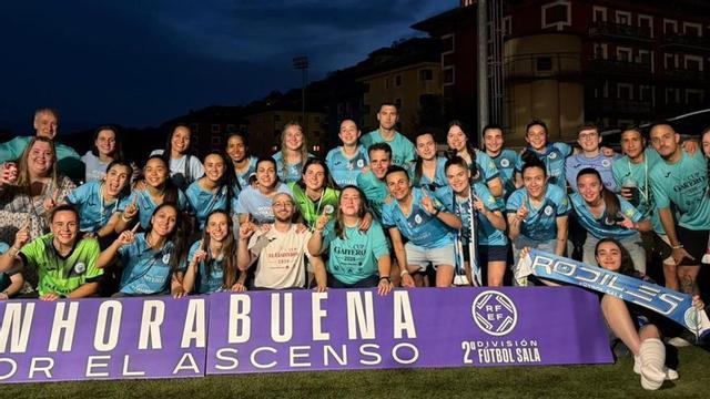 Los equipos seniors del Rodiles, ayer durante la celebración del ascenso en Cangas de Onís.