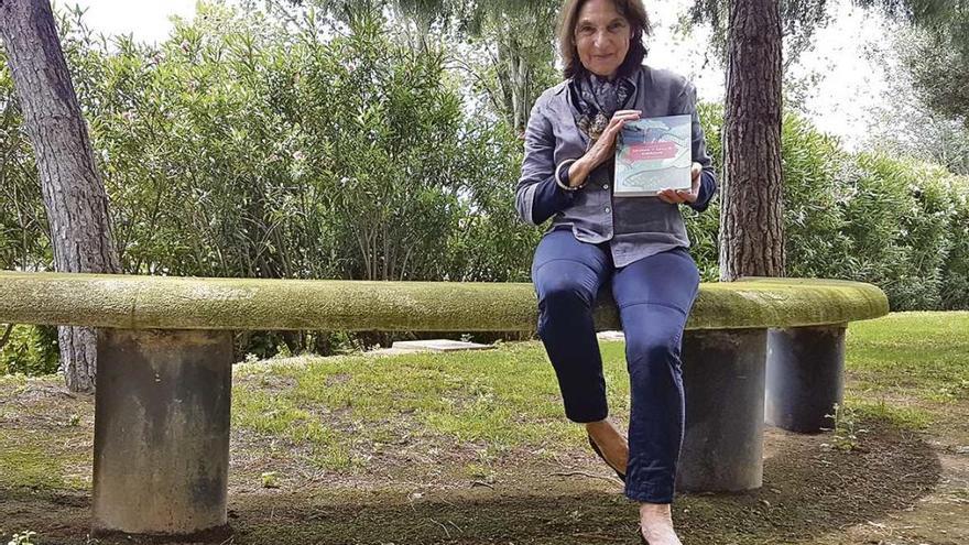 Cecilie Sheridan posa junto a su libro en los jardines del diario.