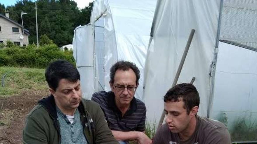 Luis Rei, en el centro, visita una explotación agrícola en Bora. // FdV