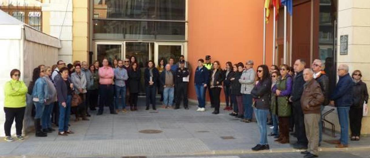 Decenas de personas concentradas ayer en Algemesí.