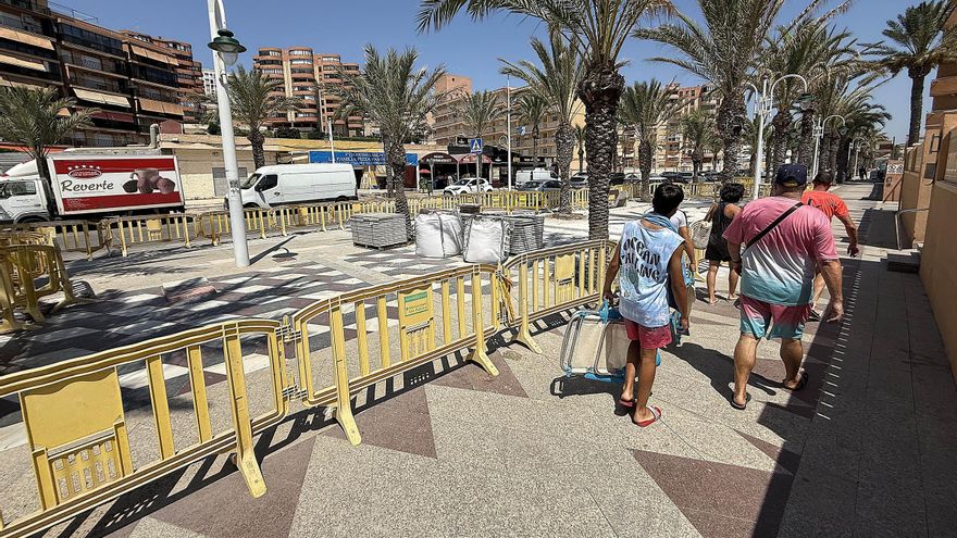 Elche repara de urgencia el paseo de Arenales en pleno verano y con críticas vecinales