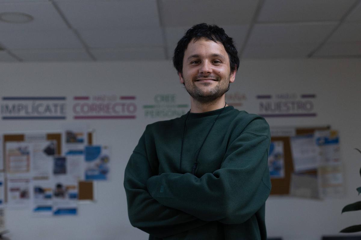 Sergio Moreno, quien sufrió un aneurisma cerebral con 21 años que le dejó casi un mes en coma, posa en la sede de València Inserta,