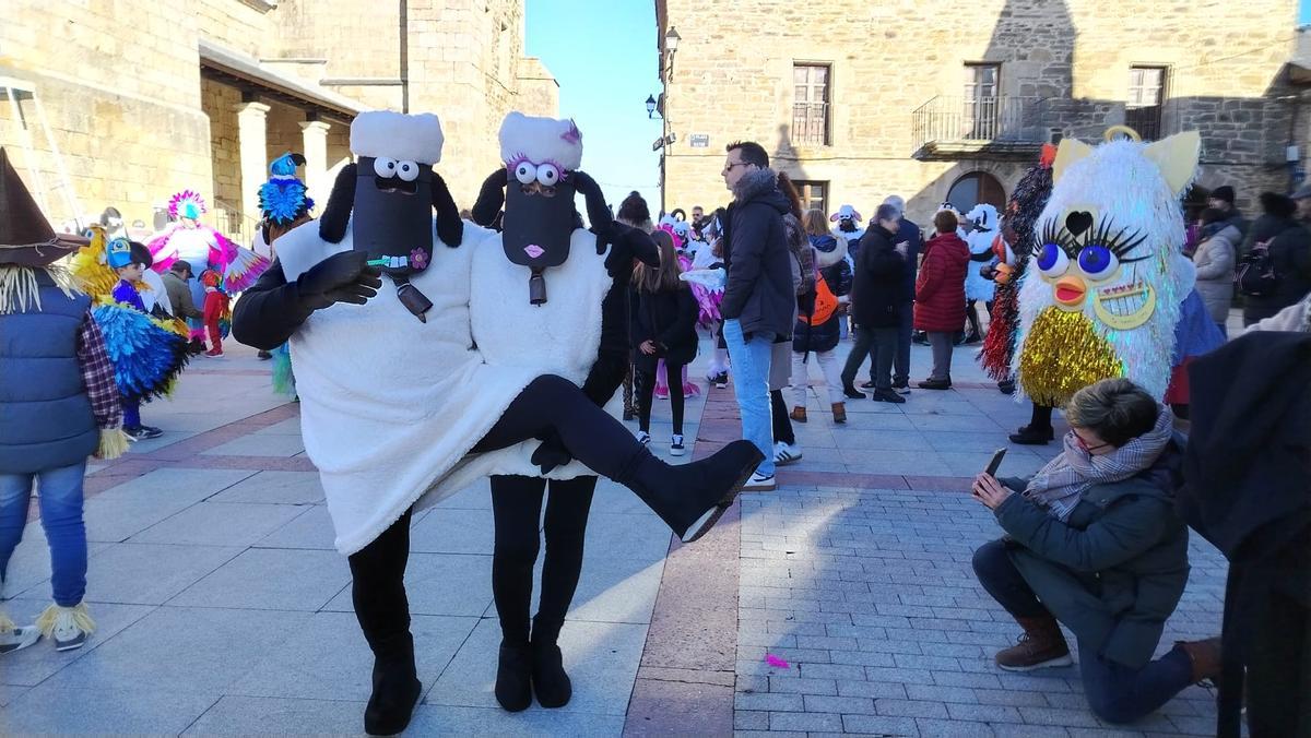El Cordel Sanabrés anima el carnaval en Puebla de Sanabria El Cordel Sanabrés anima el carnaval en Puebla de Sanabria