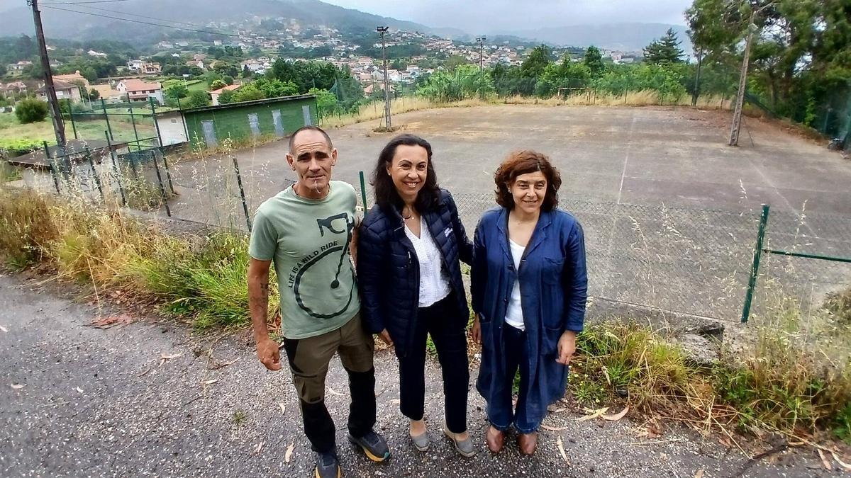 El concejal de Deportes de Bueu, Ricardo Verde; la diputada provincial María Ramallo; y la portavoz del PP de Bueu, Elena Estévez, en O Xistro.